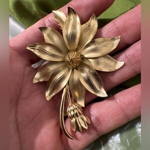 Vintage Lisner  Gold Tone Flower Brooch
